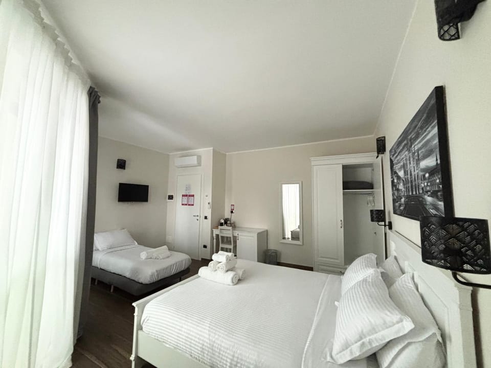 Bed, TV and multimedia, Photo of the whole room, Bedroom, towels