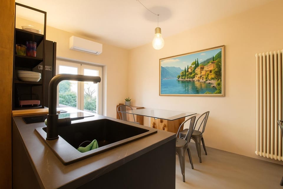 Communal lounge/ TV room, TV and multimedia, Seating area, Dining area, air conditioner