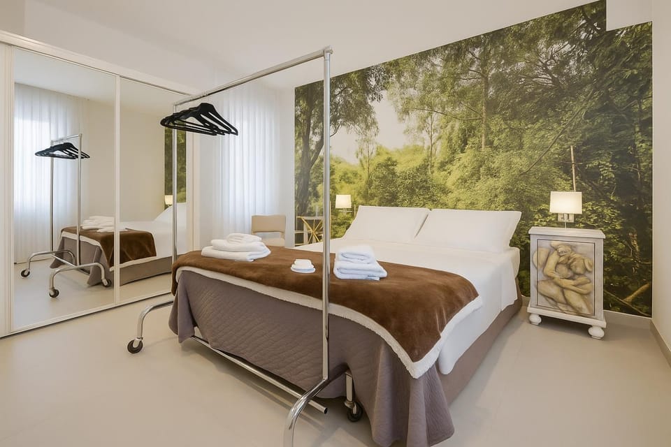 Bed, Photo of the whole room, Bedroom, towels