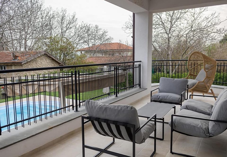 Property building, View (from property/room), Balcony/Terrace, Seating area, Pool view, Swimming pool