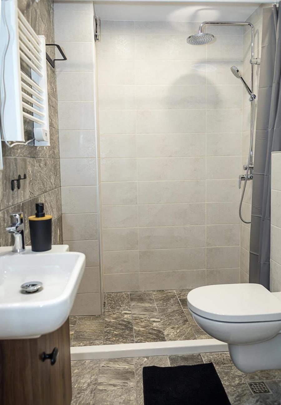 Shower, Toilet, Bathroom, towels