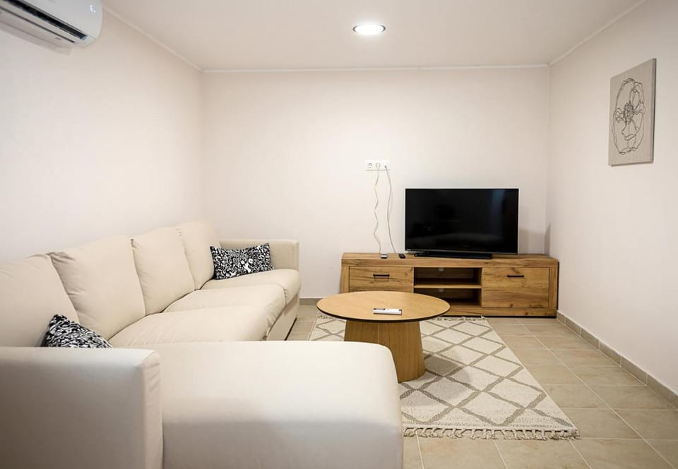 Communal lounge/ TV room, TV and multimedia, Living room, Seating area