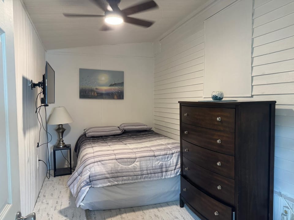 Photo of the whole room, Bedroom