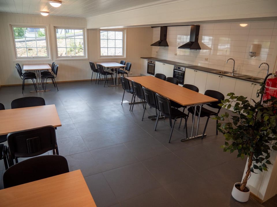 Communal lounge/ TV room, Kitchen or kitchenette, Dining area, Communal kitchen, dishwasher, oven, stove