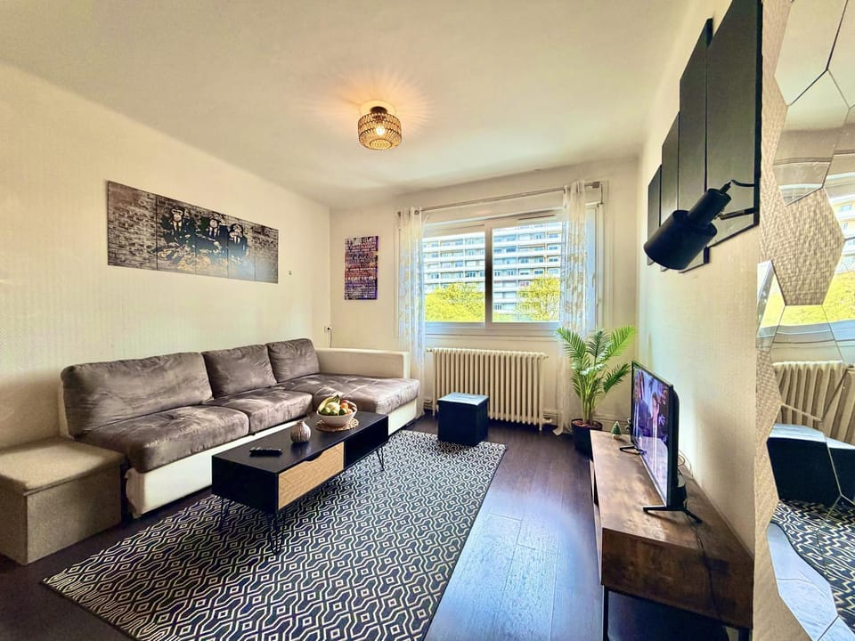 Communal lounge/ TV room, TV and multimedia, Living room, Seating area, Evening entertainment