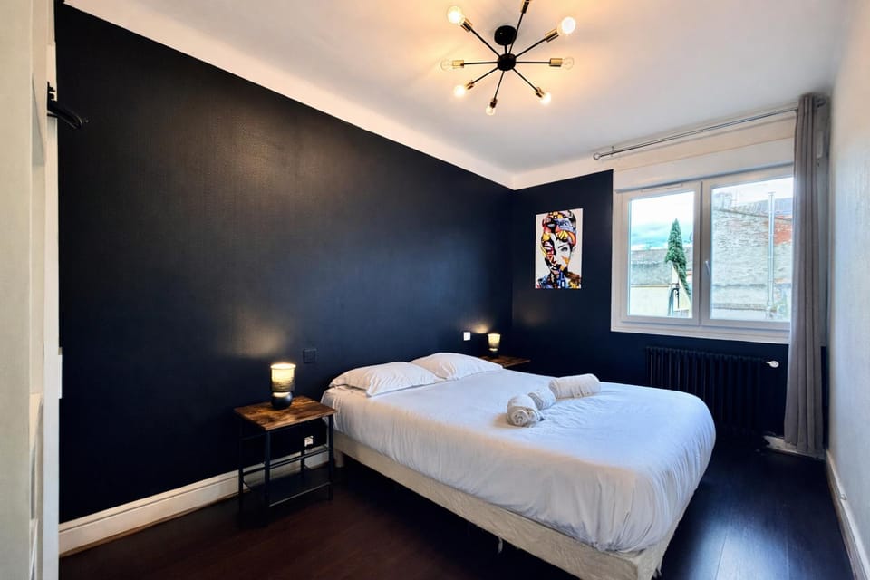 Bed, Photo of the whole room, Bedroom