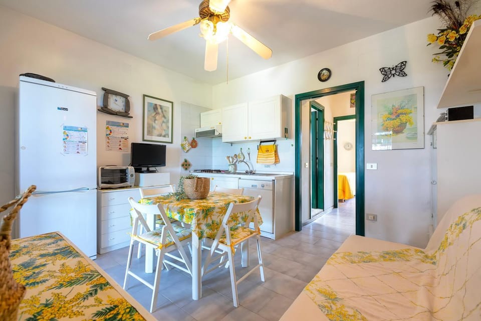 Property building, Kitchen or kitchenette, Living room