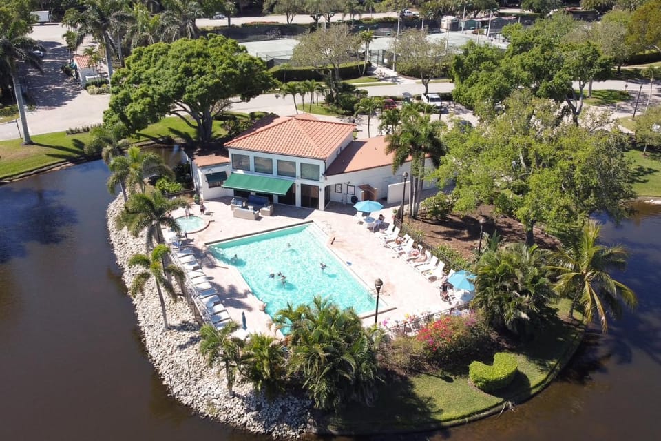 < 1 Mi to Beach! Top-Floor Naples Retreat w/ Pool House in Pelican Bay