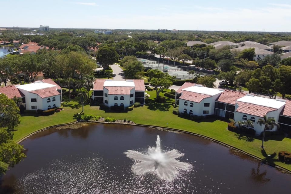 < 1 Mi to Beach! Top-Floor Naples Retreat w/ Pool House in Pelican Bay