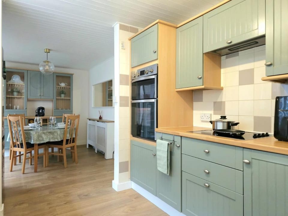 Coffee/tea facilities, Kitchen or kitchenette, Dining area, dishwasher, minibar, oven, stove, toaster