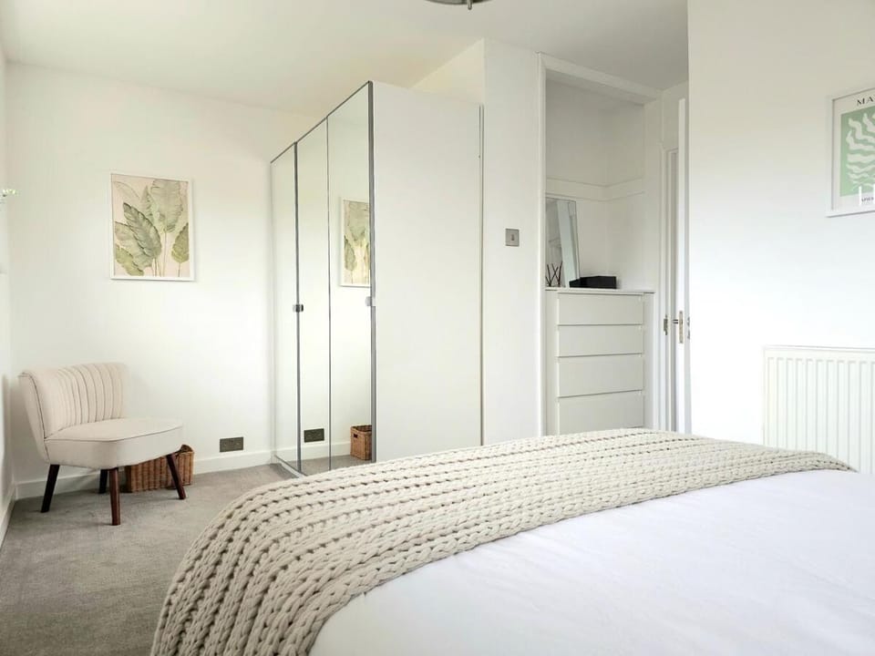 Bed, Photo of the whole room, Bedroom, internet, wardrobe