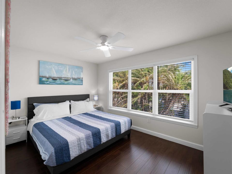 Tranquil Waterfront Retreat w Scenic Views-Heated Pool Apartment in North Port