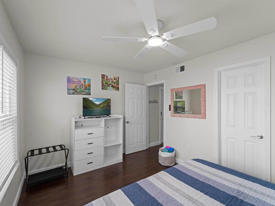 Tranquil Waterfront Retreat w Scenic Views-Heated Pool Apartment in North Port