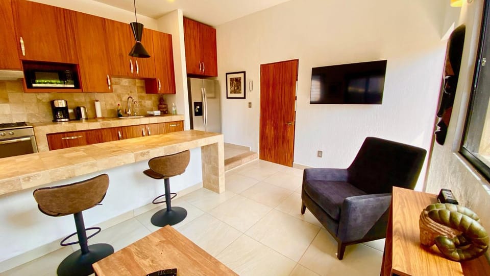 Restaurant/places to eat, TV and multimedia, Living room, Seating area, kitchen