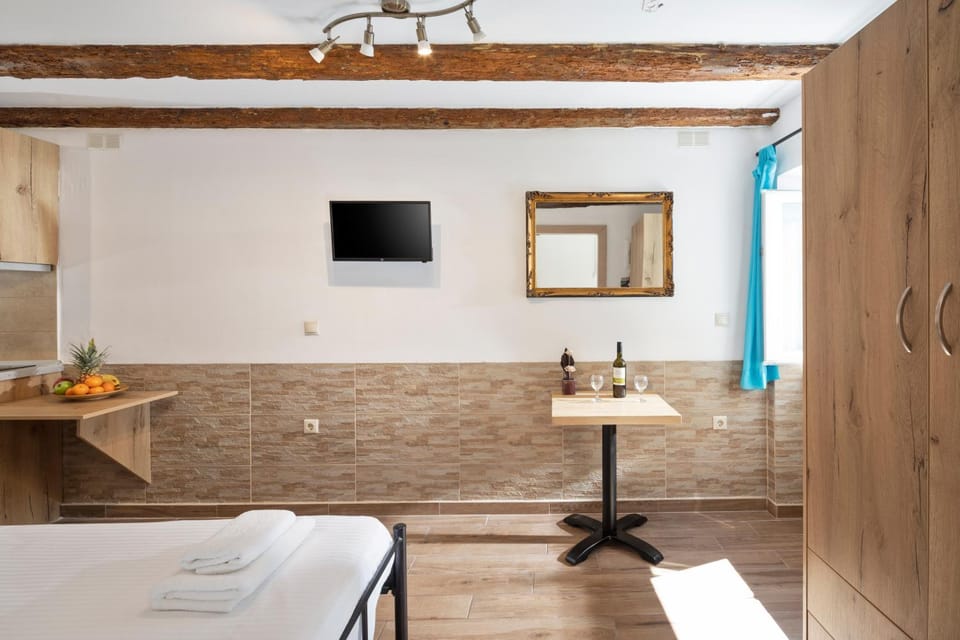 Bed, TV and multimedia, Photo of the whole room