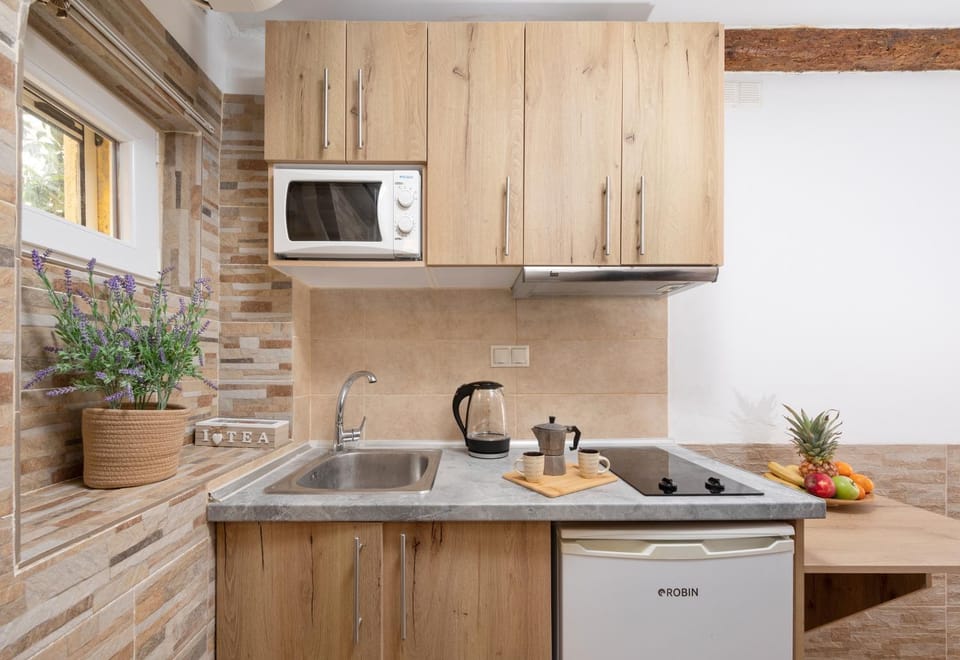 Coffee/tea facilities, Kitchen or kitchenette, stove