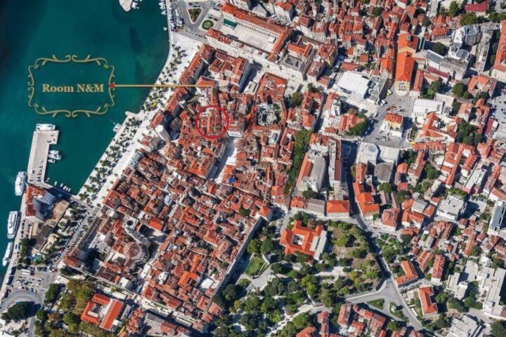 Property building, Neighbourhood, Natural landscape, Bird's eye view, City view, Sea view, Street view, Location