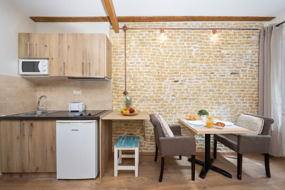 Coffee/tea facilities, Seating area, Dining area, stove, toaster