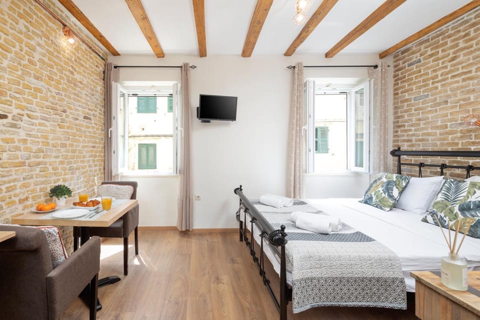Bed, TV and multimedia, Photo of the whole room, Seating area, Dining area, Bedroom, towels