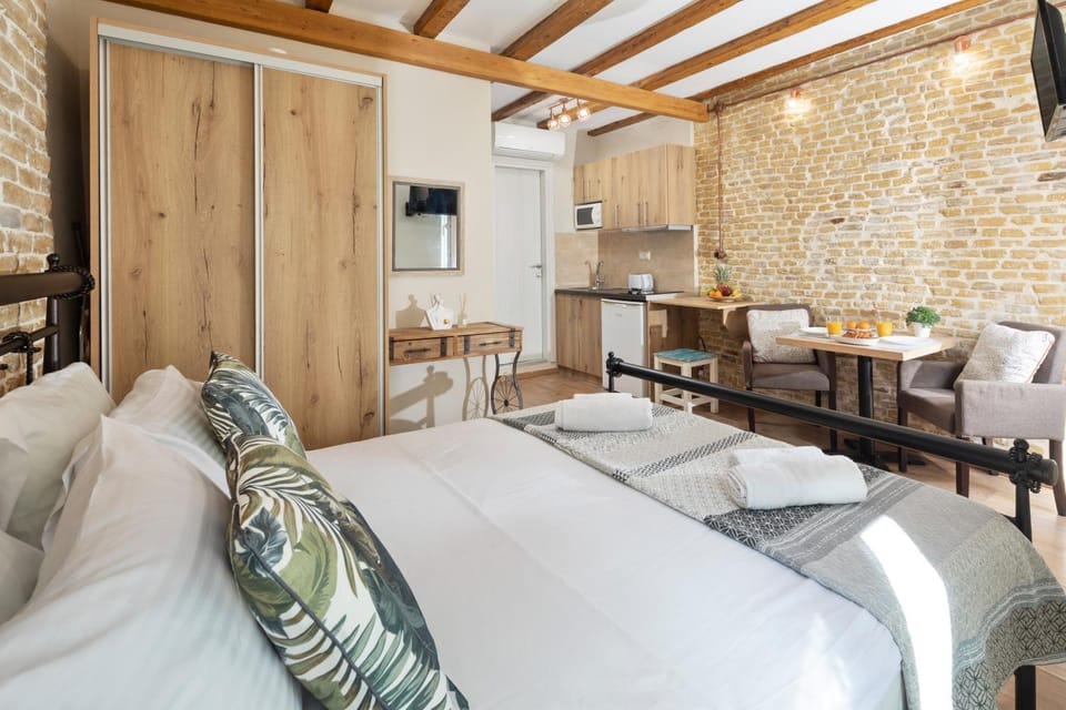 Bed, Kitchen or kitchenette, Photo of the whole room, Seating area, Dining area, Bedroom