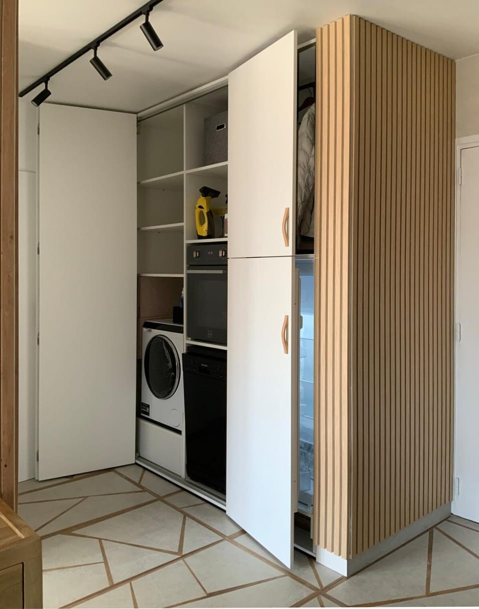 Kitchen or kitchenette, dishwasher, oven, wardrobe, washing machine