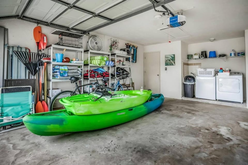 Fresh Water Canal, Pet Friendly & Bikes - Coral Cove Villa - Roelens Vacations House in Cape Coral