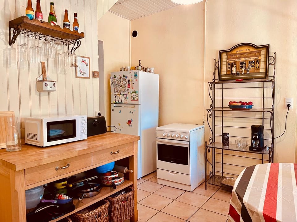 Coffee/tea facilities, oven, stove, toaster
