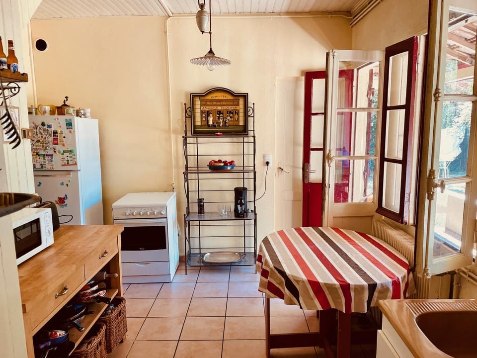 Kitchen or kitchenette, Dining area, oven, stove