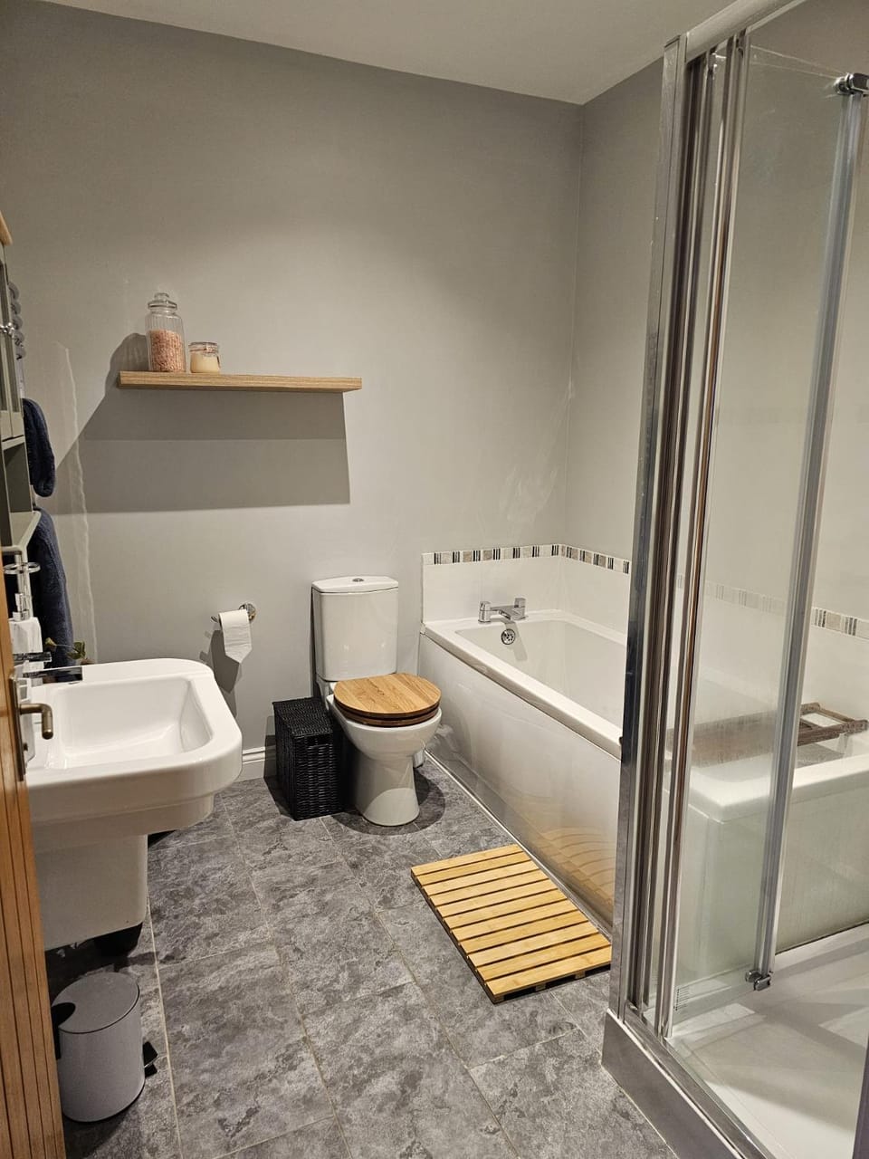 Lakefront Lodge with Hot Tub - Aylesbury Lodge House in Mendip District