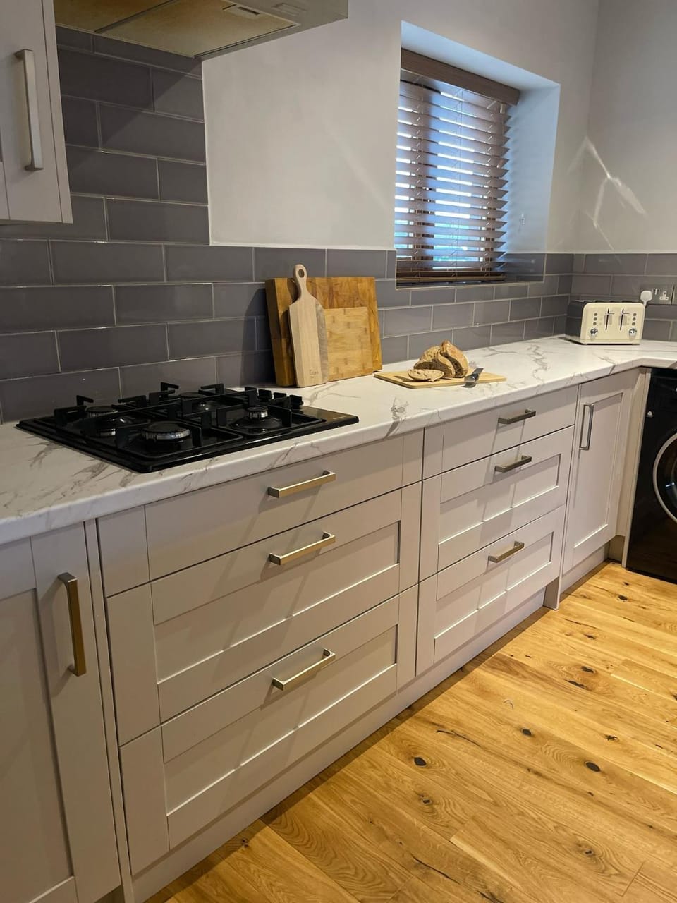 Lakefront Lodge with Hot Tub - Aylesbury Lodge House in Mendip District