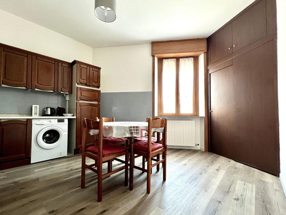 Kitchen or kitchenette, Dining area, oven, pet friendly, stove, washing machine