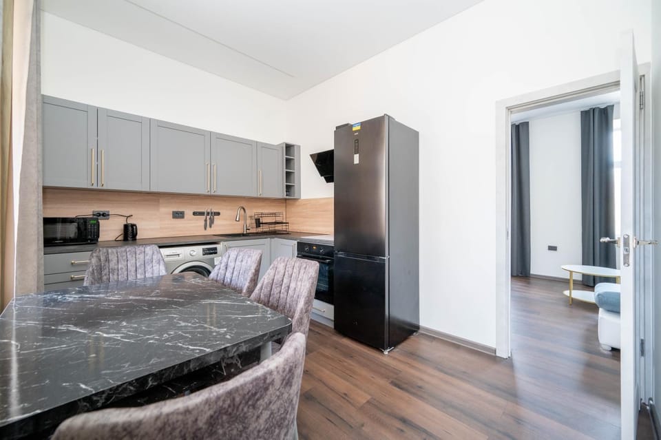 Kitchen or kitchenette, Seating area, Dining area, oven