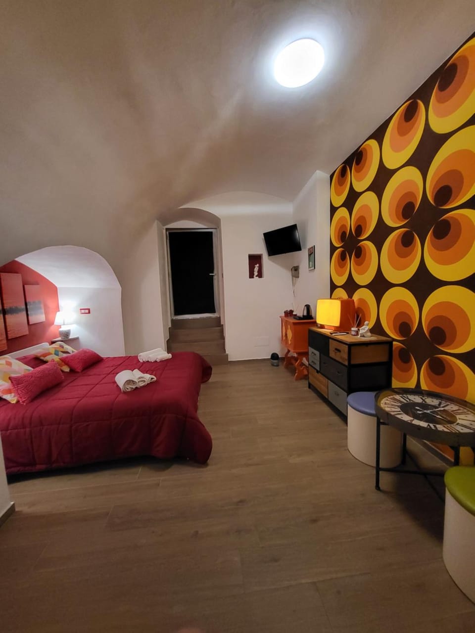 Bed, TV and multimedia, Photo of the whole room, Bedroom
