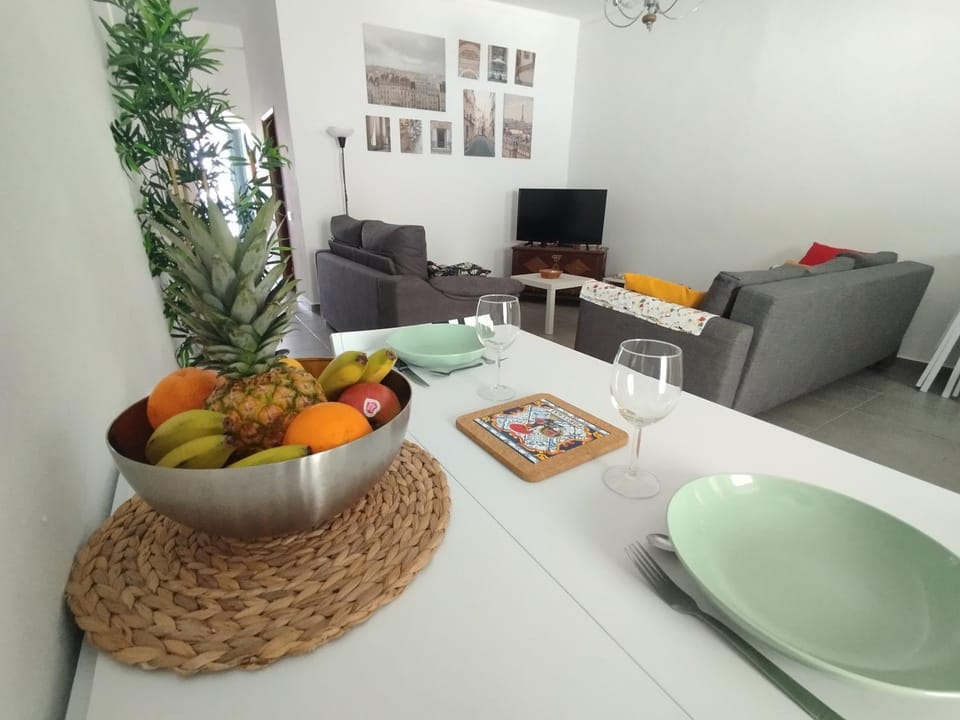 Communal lounge/ TV room, TV and multimedia, Living room, Food and drinks, Dining area, Food