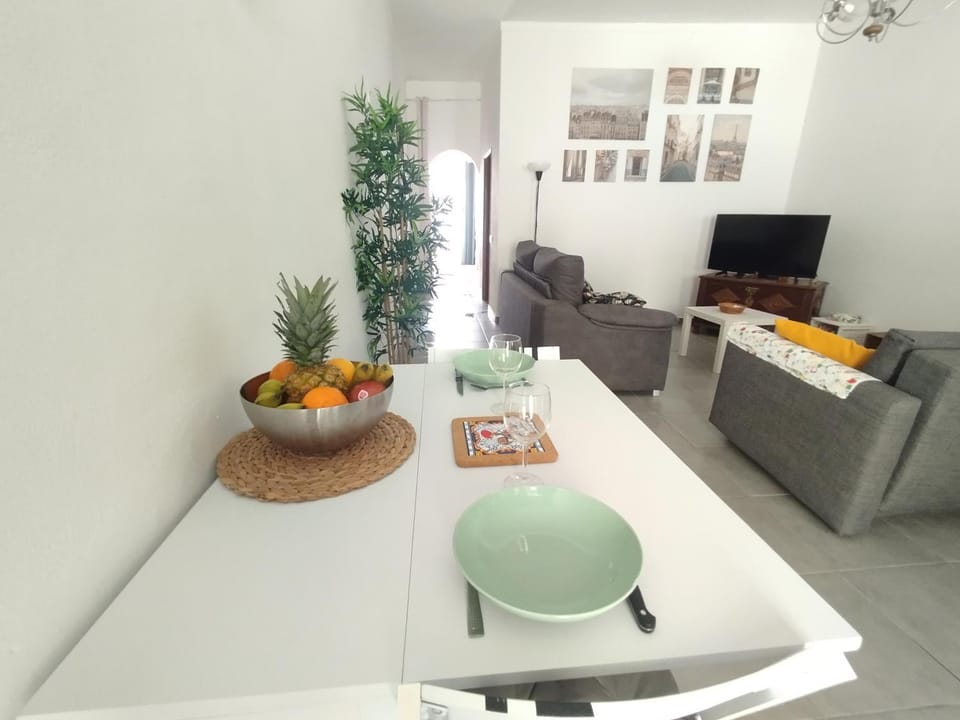 Communal lounge/ TV room, TV and multimedia, Living room, Dining area