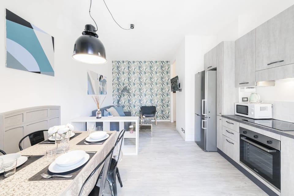 Kitchen or kitchenette, Dining area, oven, stove
