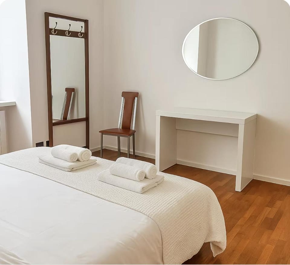 Bed, Bedroom, towels