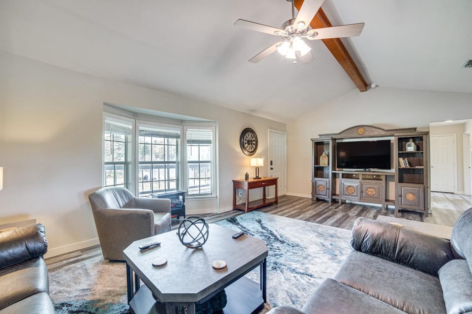 2 Mi to Lake Monticello: Home w/ Large Decks! House in Texas