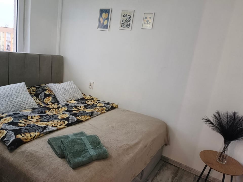 Bed, Photo of the whole room, Seating area, Bedroom