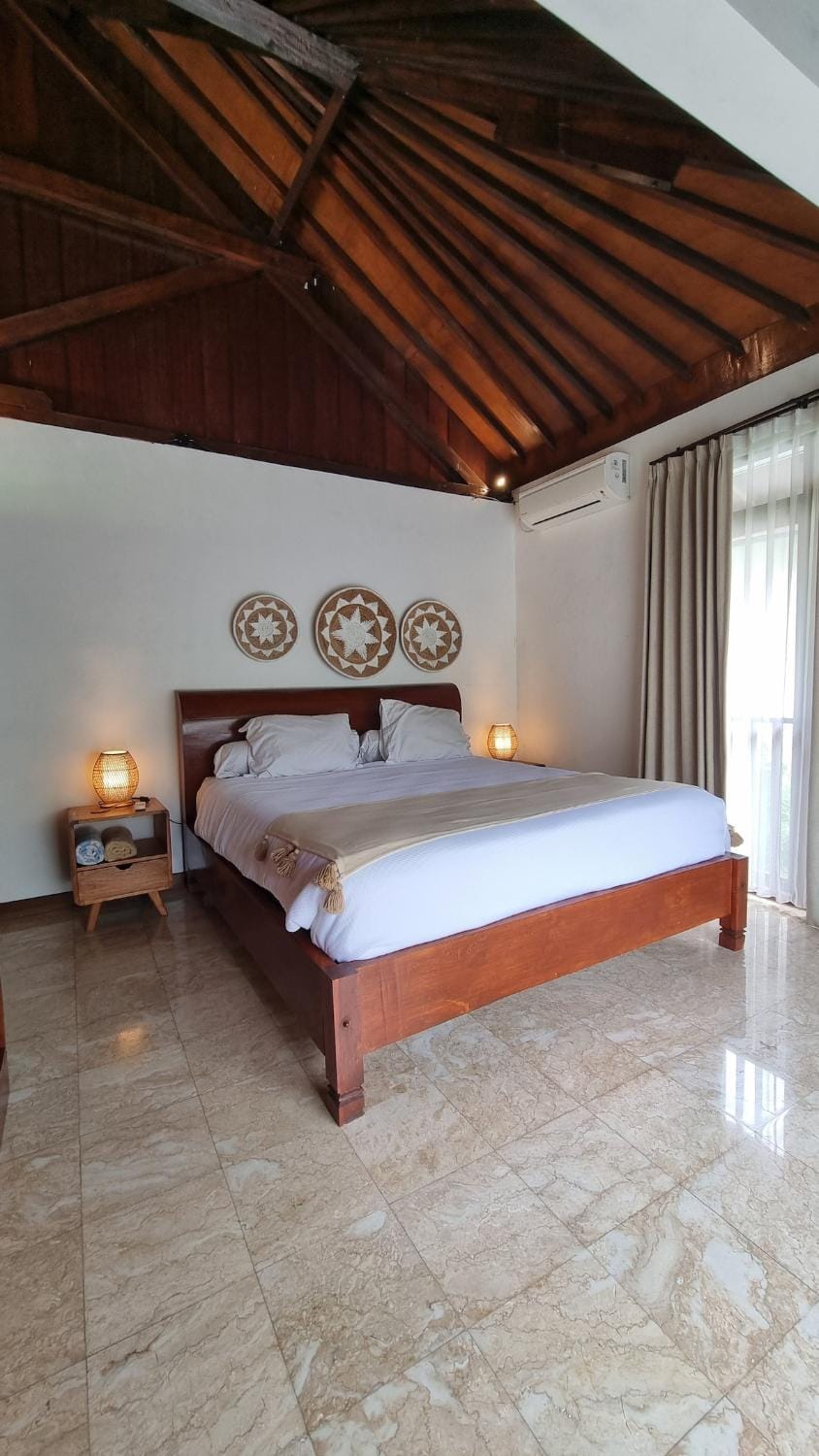 2 Minutes Walk to the Beach 3BR Beach Villa Villa in North Kuta