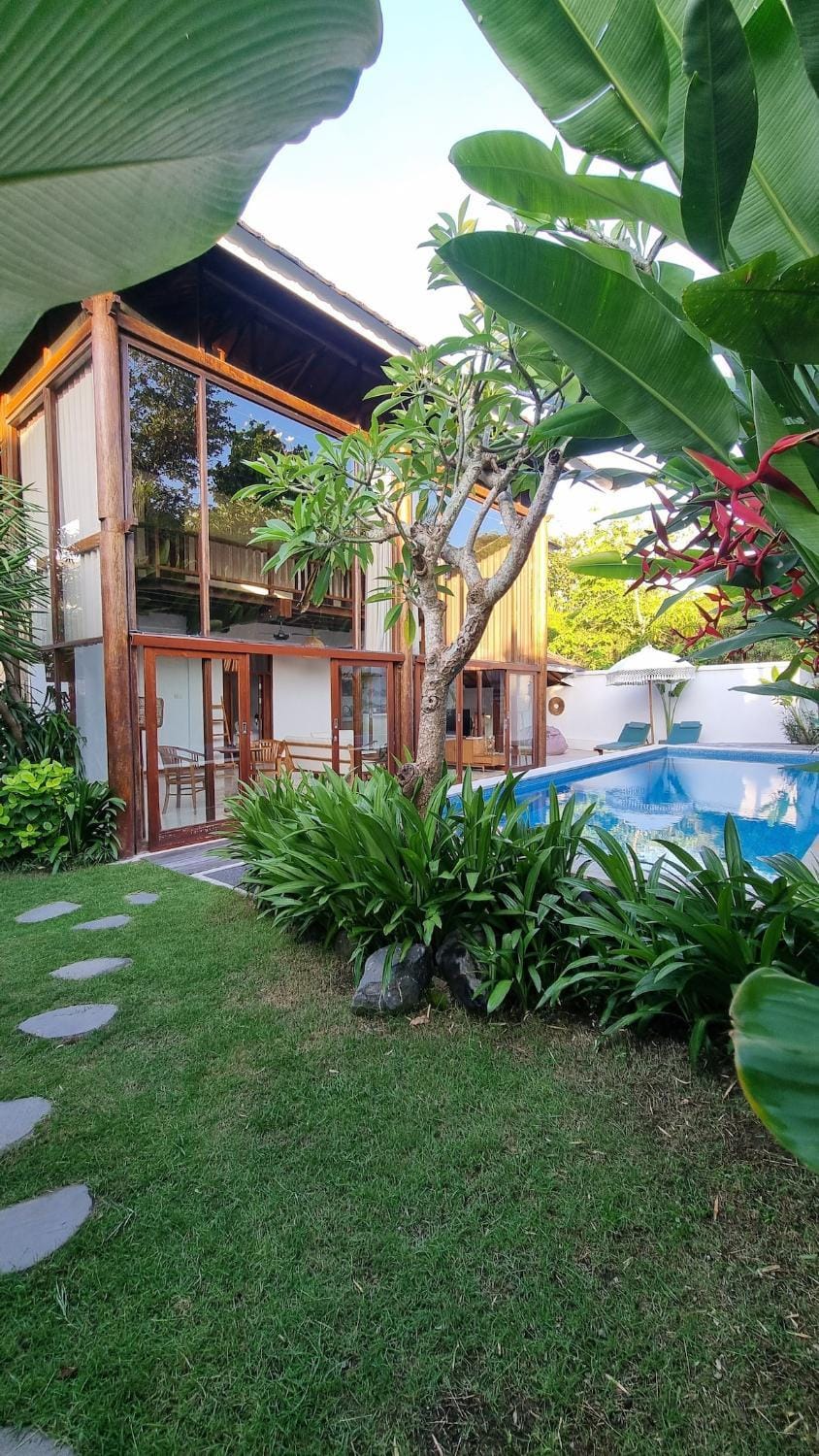 2 Minutes Walk to the Beach 3BR Beach Villa Villa in North Kuta