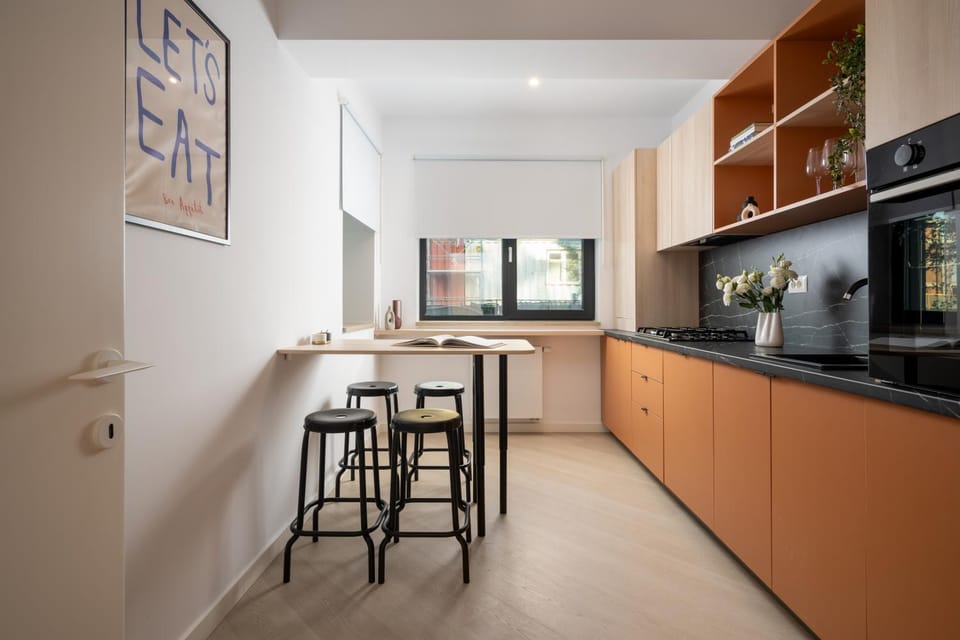 Kitchen or kitchenette, Dining area, oven