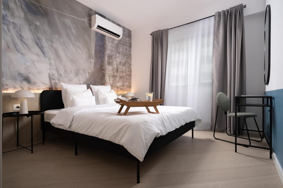 Bed, Photo of the whole room, Seating area, Bedroom, air conditioner