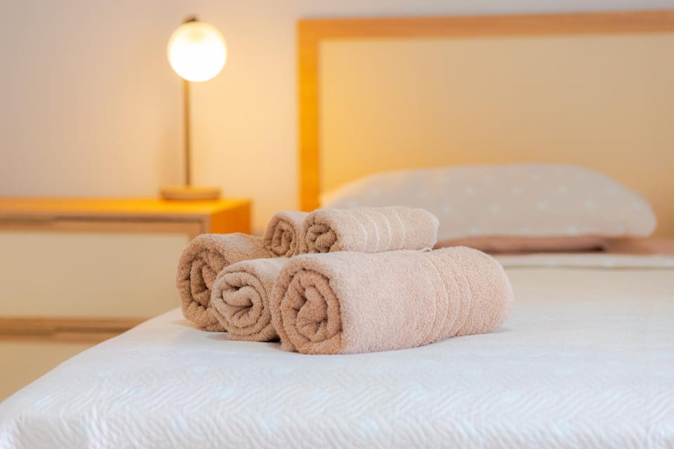 Bed, towels
