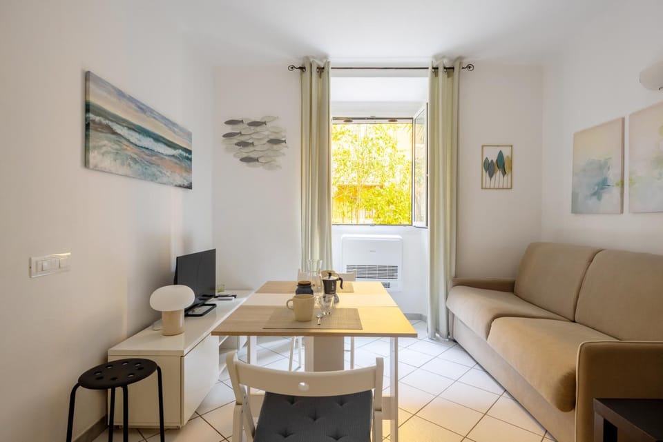 Living room, Seating area, Dining area, internet, air conditioner