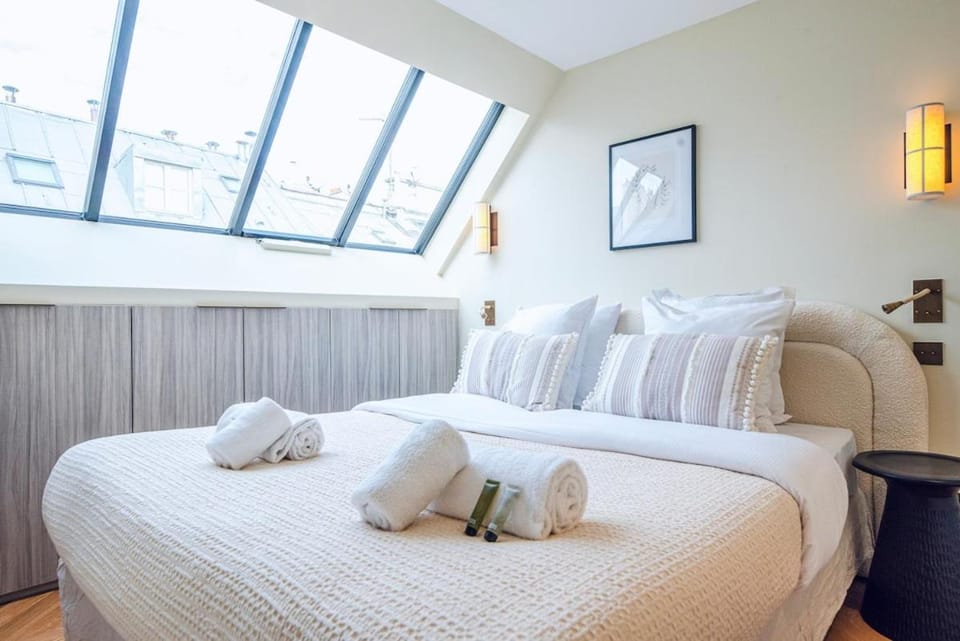 Stylish Triplex with Amazing Terrace near Louvre Apartment in Paris