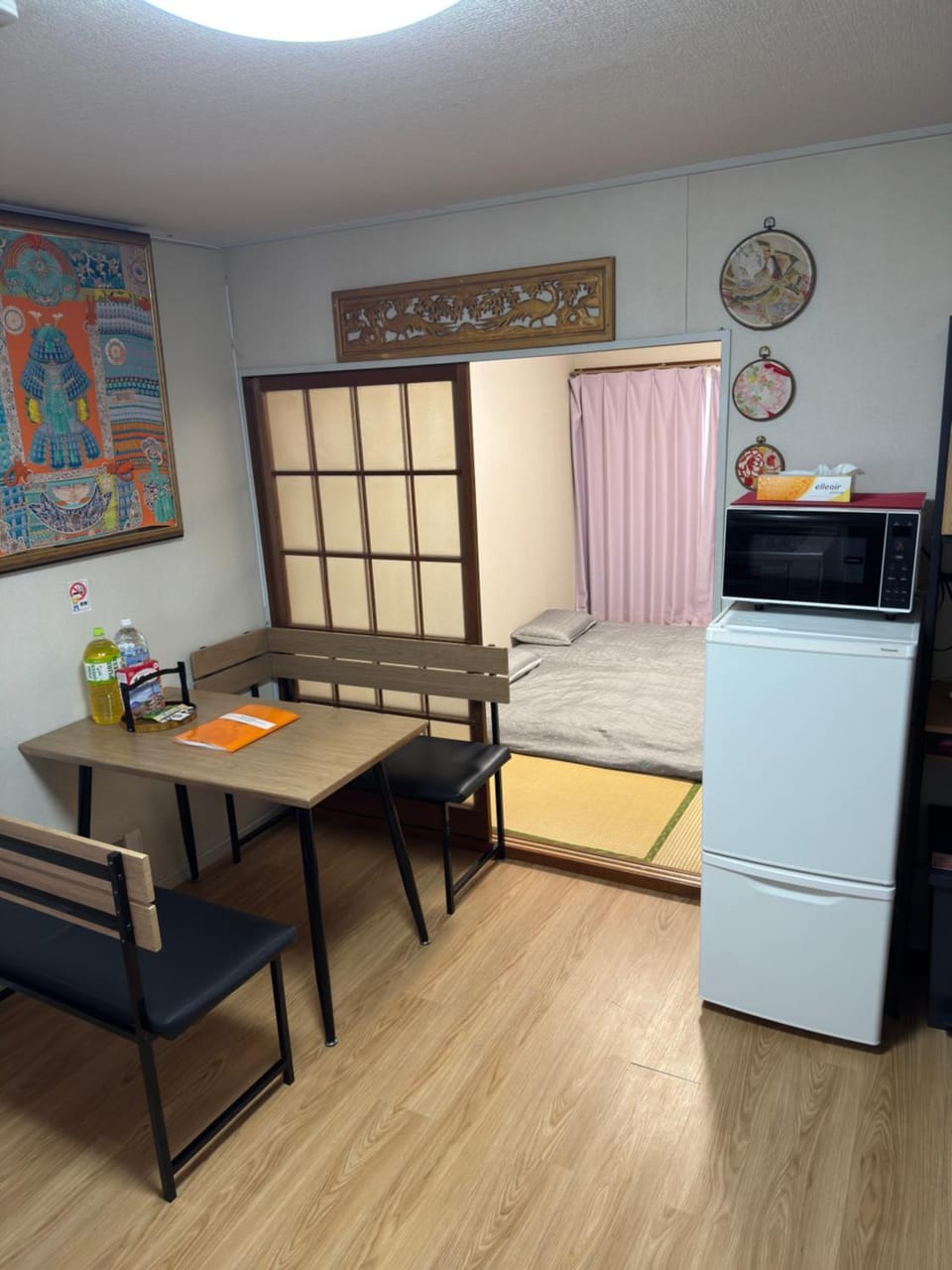 Photo of the whole room, Dining area, minibar