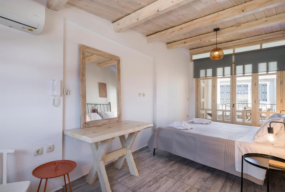 Bed, Photo of the whole room, Dining area, Bedroom, towels, air conditioner