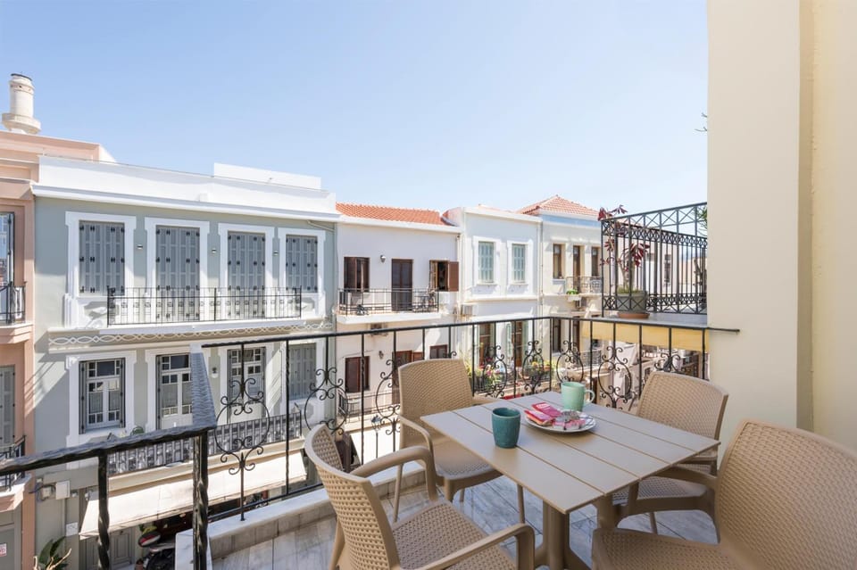Property building, Patio, Day, View (from property/room), Balcony/Terrace, Balcony/Terrace, Living room, Seating area, Dining area, Food, City view