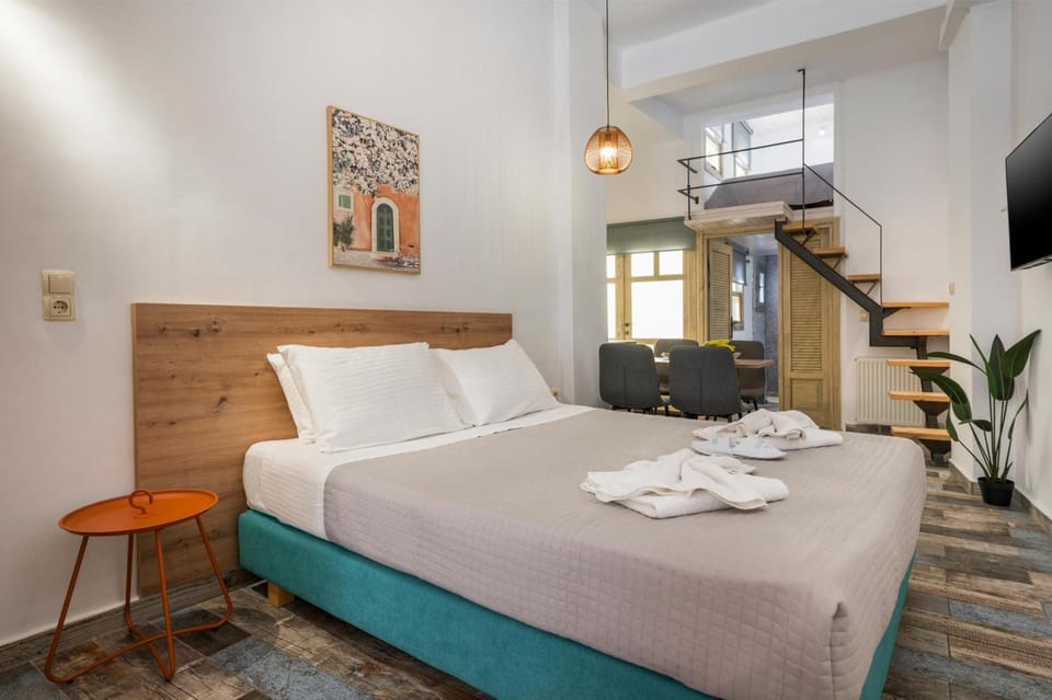 Bed, TV and multimedia, Living room, Photo of the whole room, Seating area, Bedroom, towels